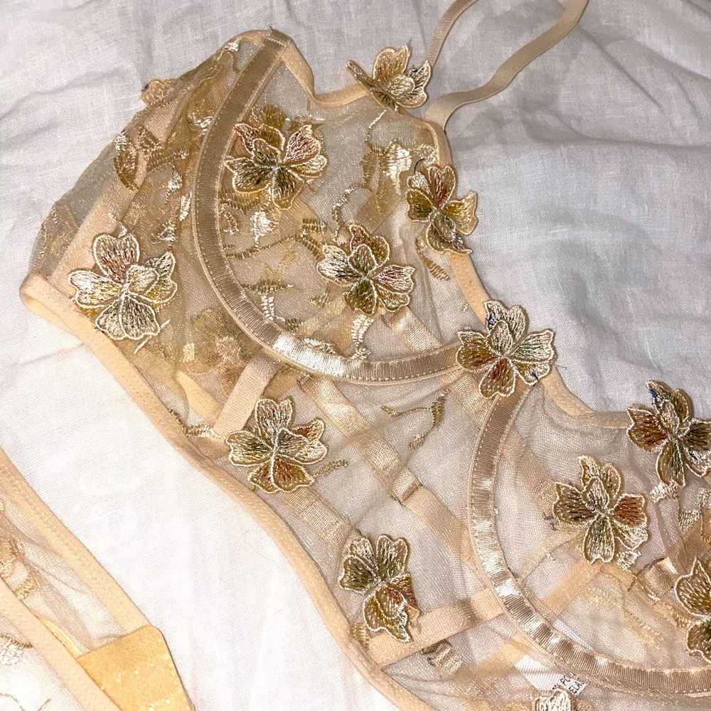 Lingerie set - bra, thong & garter !!